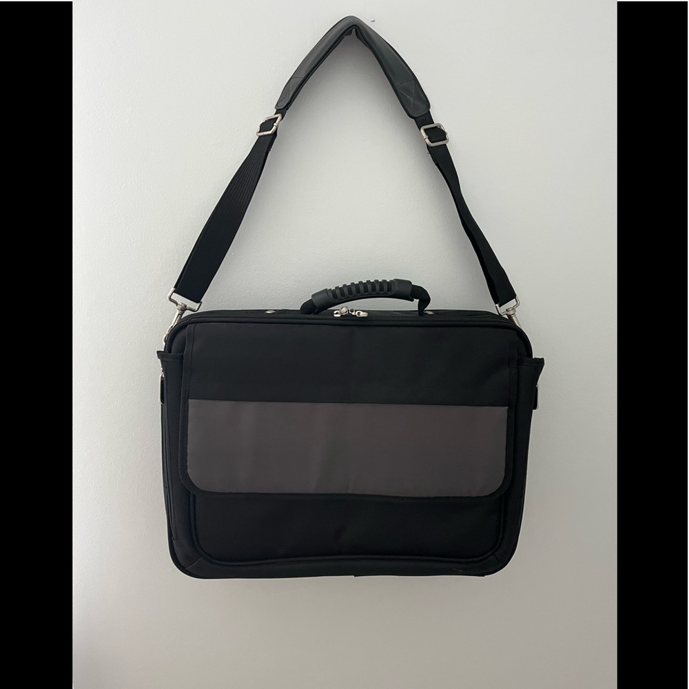 NWOT Foray Laptop/Computer Messenger Shoulder Bag - Picture 2 of 14